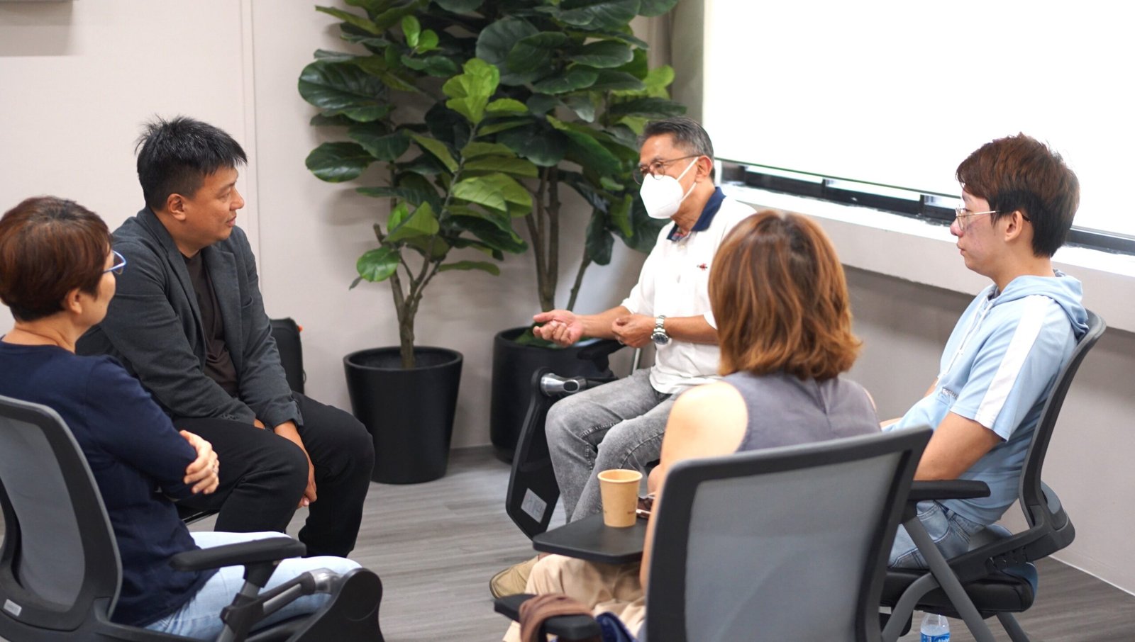 Fadzuli in discussion